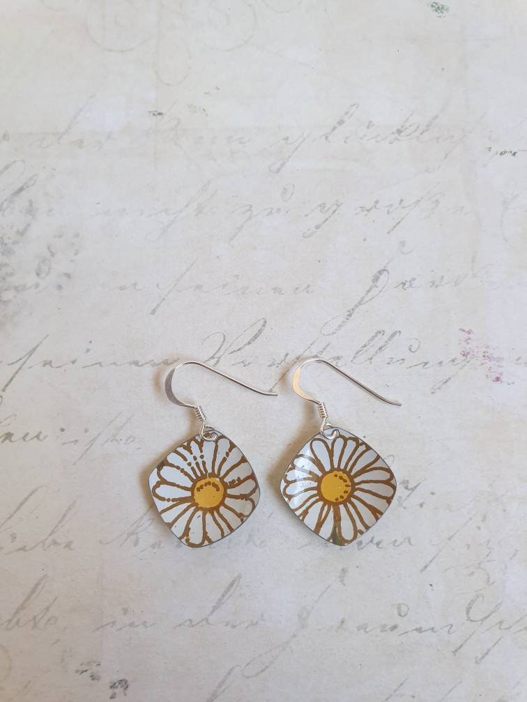 Vintage 1970s Tin Daisy Earrings